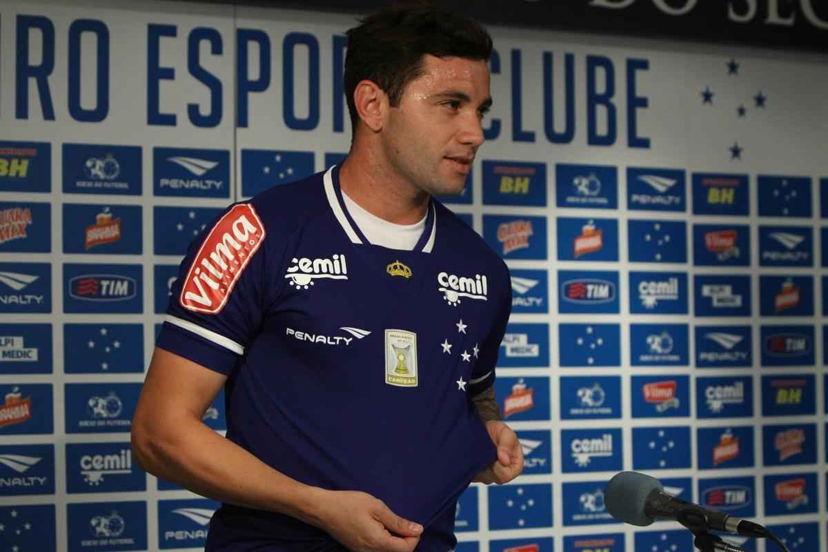 Lateral-esquerdo Mena tinha propostas do Dnamo de Kiev e do Boca, mas preferiu acertar com Cruzeiro