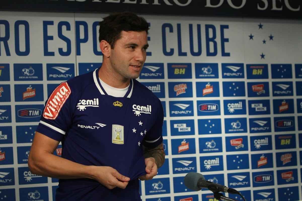 Lateral-esquerdo Mena tinha propostas do Dnamo de Kiev e do Boca, mas preferiu acertar com Cruzeiro