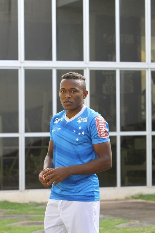 Lateral-esquerdo Par, vindo do Bahia, posa para fotos na Toca da Raposa II