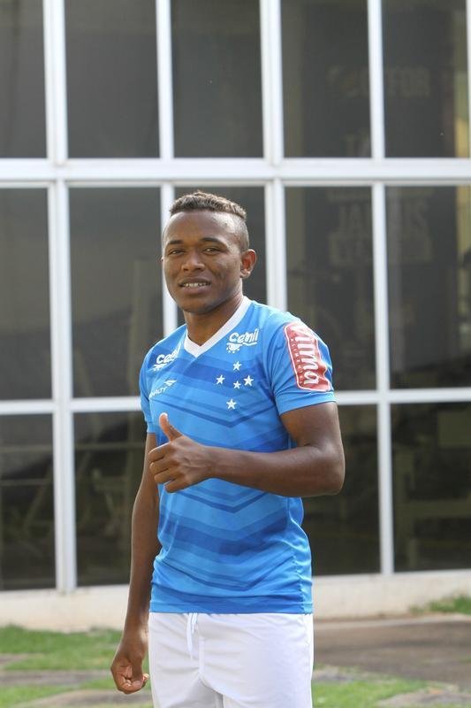 Lateral-esquerdo Par, vindo do Bahia, posa para fotos na Toca da Raposa II