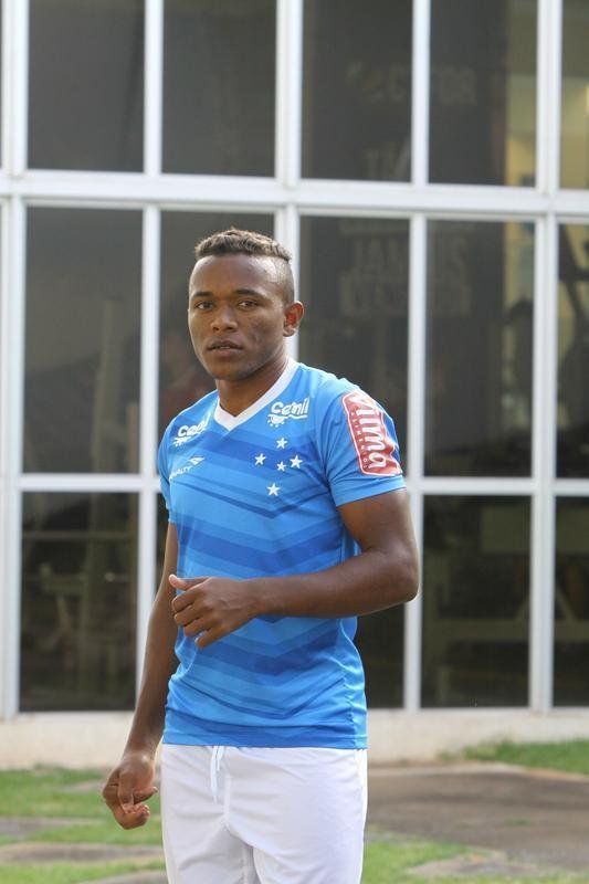 Lateral-esquerdo Par, vindo do Bahia, posa para fotos na Toca da Raposa II