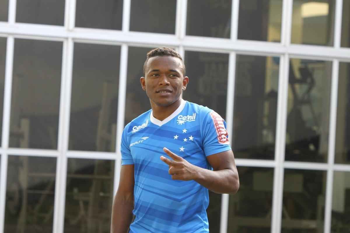 Lateral-esquerdo Par, vindo do Bahia, posa para fotos na Toca da Raposa II