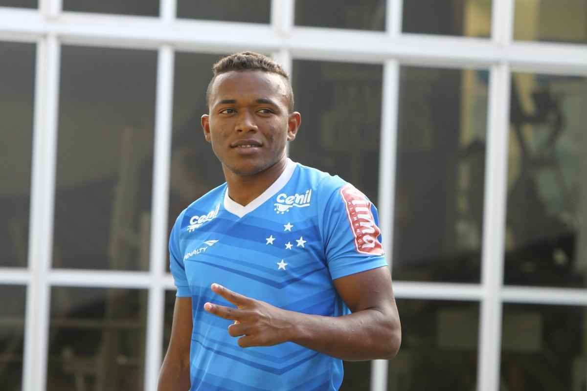 Lateral-esquerdo Par, vindo do Bahia, posa para fotos na Toca da Raposa II