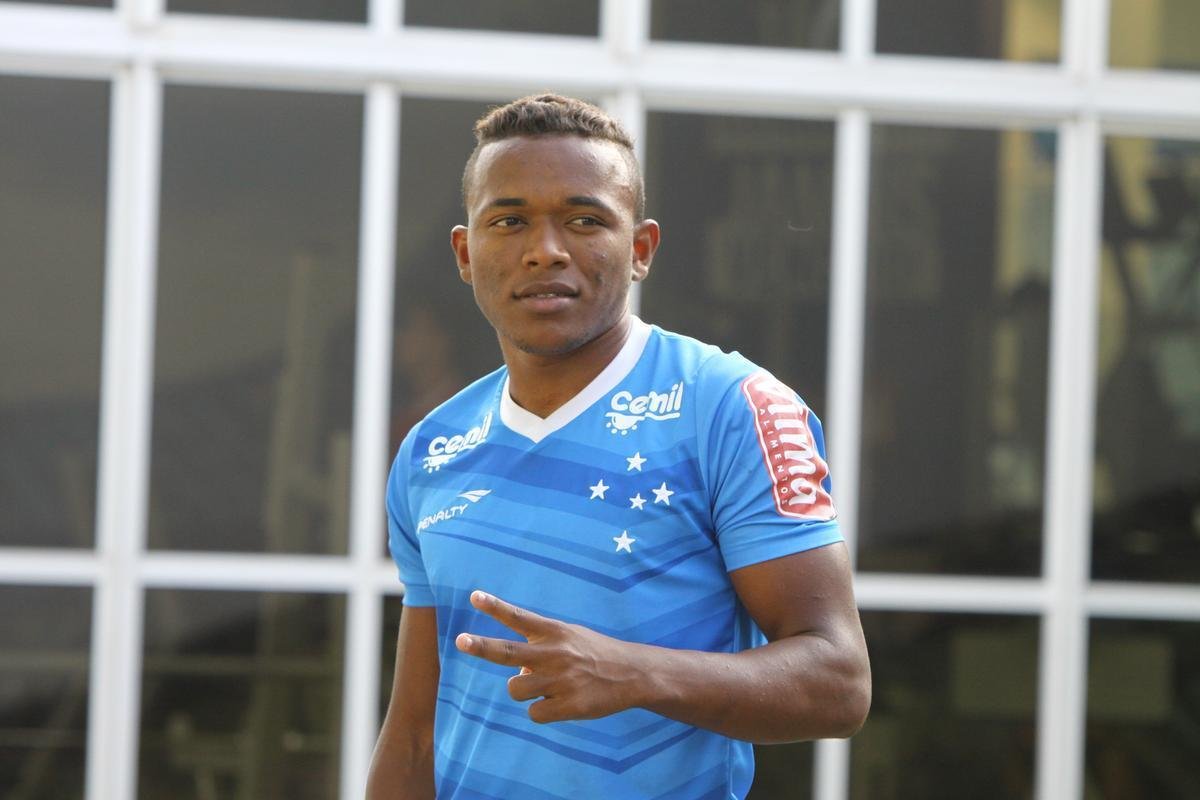 Lateral-esquerdo Par, vindo do Bahia, posa para fotos na Toca da Raposa II