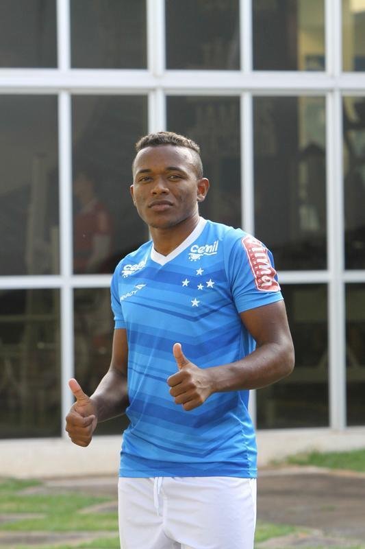 Lateral-esquerdo Par, vindo do Bahia, posa para fotos na Toca da Raposa II