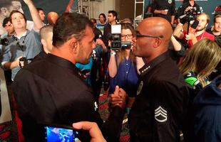 Veja imagens do Media Day do UFC 183, em Las Vegas - Anderson e o amigo Minotauro