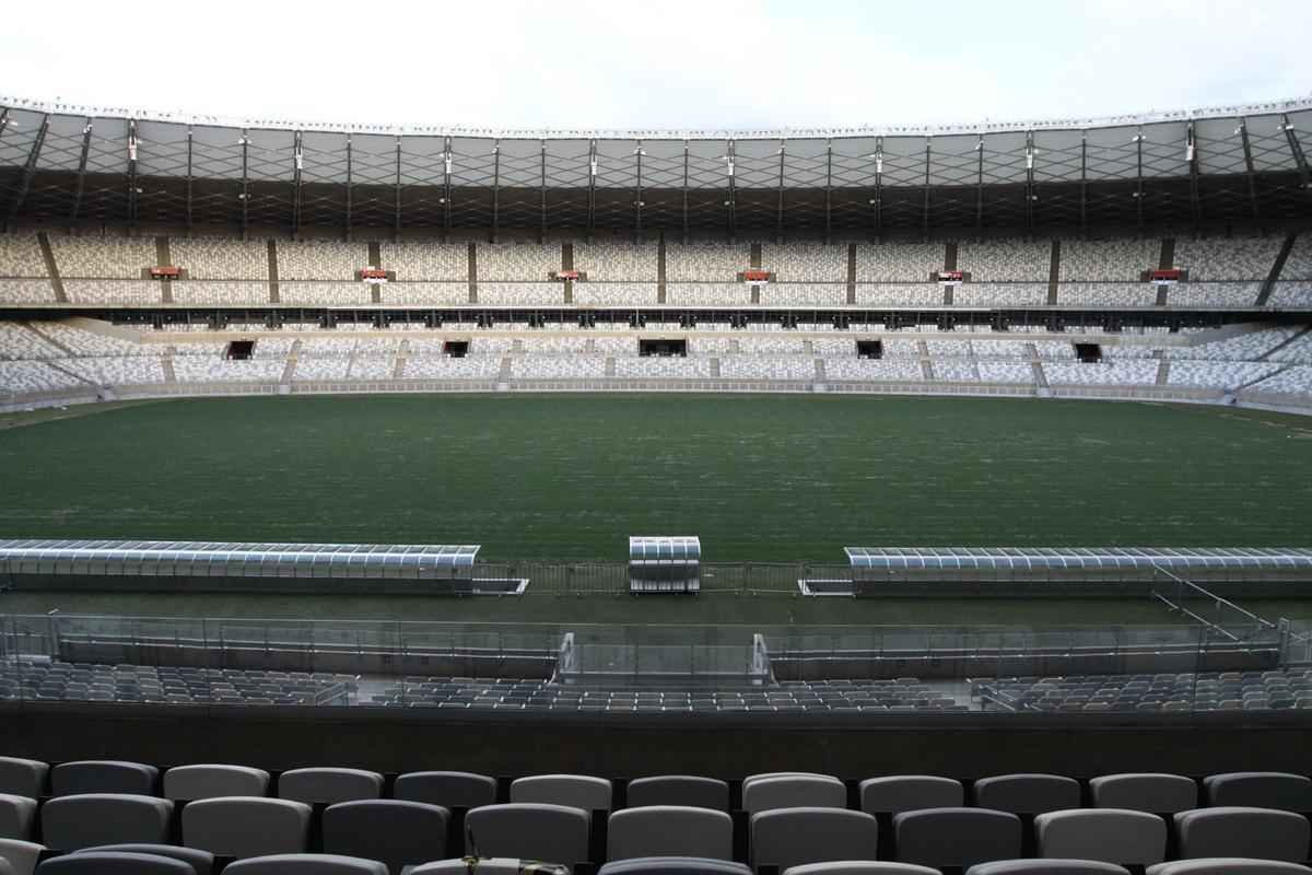 Gramado do Mineiro em fase final de recuperao