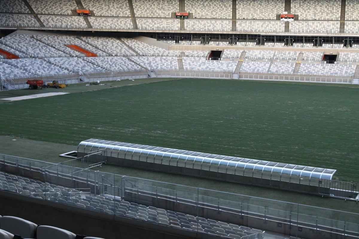 Gramado do Mineiro em fase final de recuperao