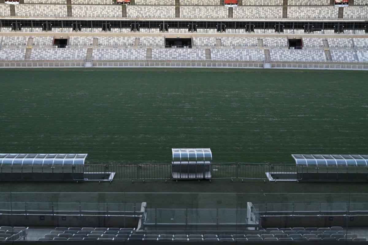 Gramado do Mineiro em fase final de recuperao