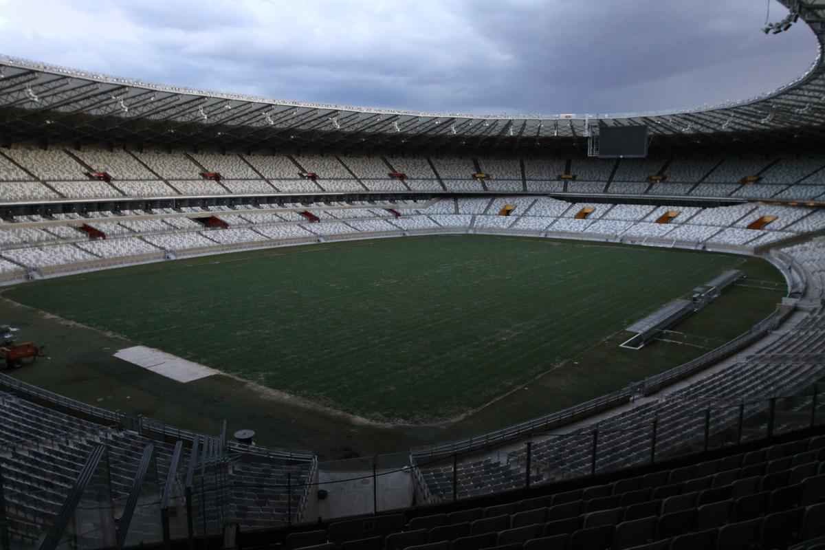 Gramado do Mineiro em fase final de recuperao