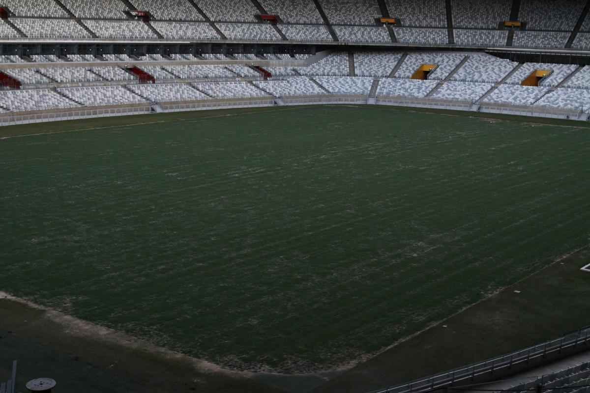 Gramado do Mineiro em fase final de recuperao