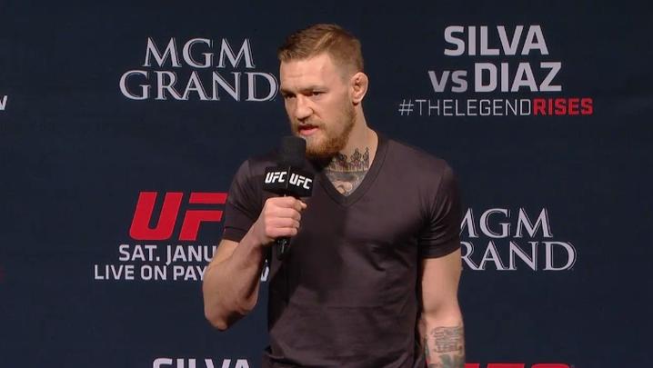 Confira a galeria de fotos da pesagem do UFC 183 - Irlands Conor McGregor deu show no jogo de perguntas e respostas com os fs