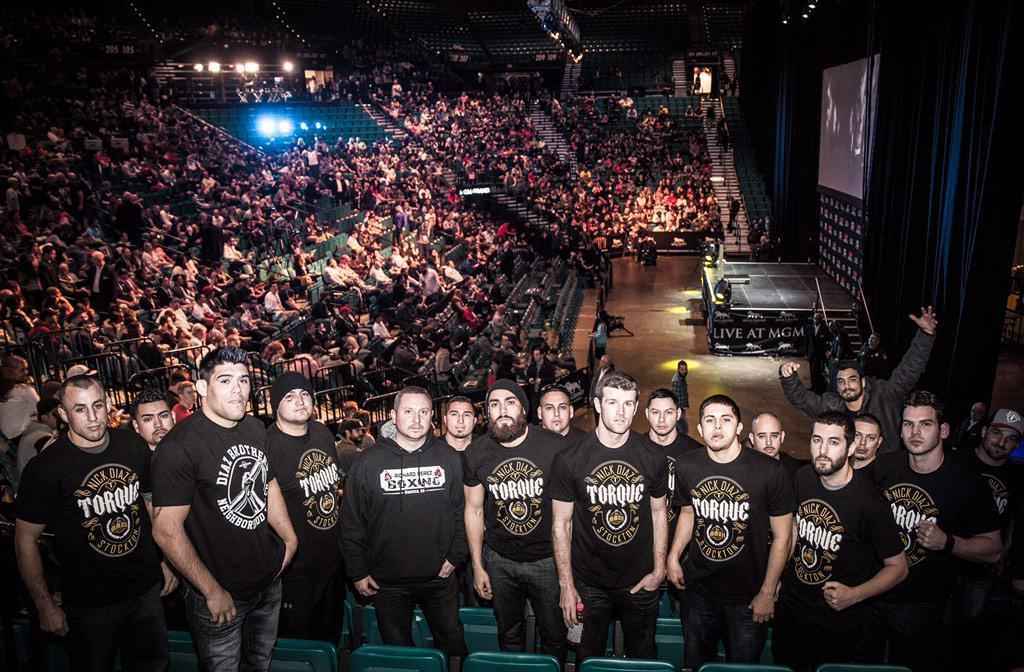 Confira a galeria de fotos da pesagem do UFC 183 - Equipe grande de Nick Diaz aguardando a pesagem