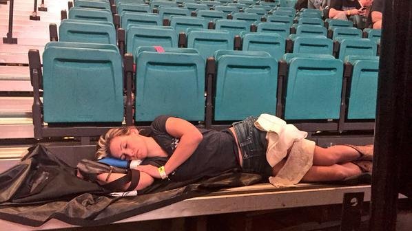 Confira a galeria de fotos da pesagem do UFC 183 - Miesha Tate tambm aproveitou para descansar antes da pesagem