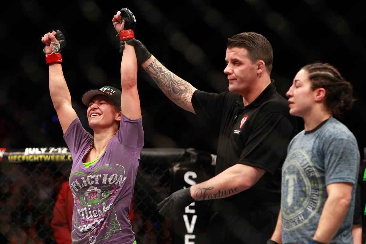 Miesha Tate venceu Sara McMann por deciso majoritria