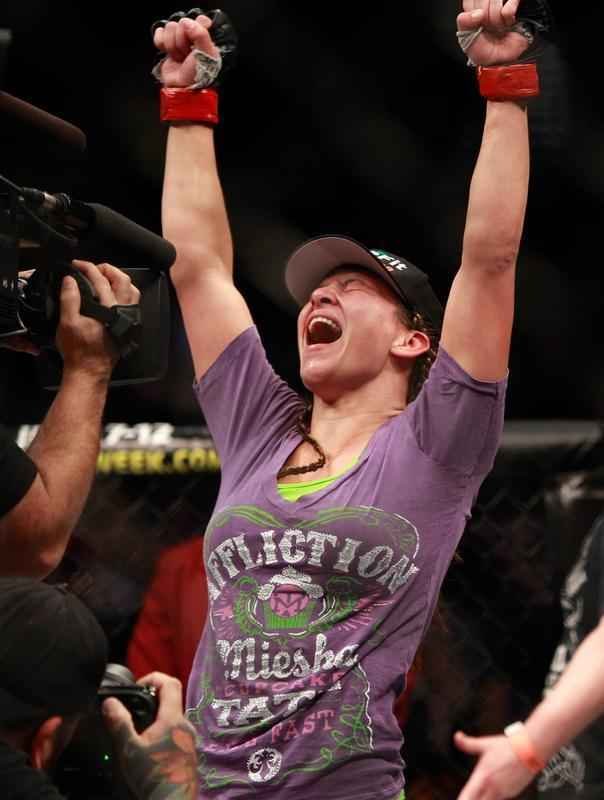 Miesha Tate venceu Sara McMann por deciso majoritria