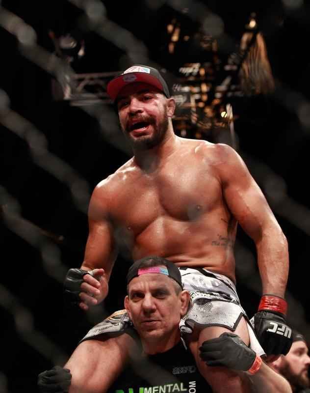 Thales Leites venceu Tim Boetsch por finalizao no segundo round