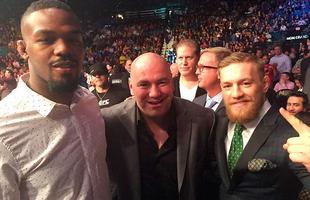 Campeo dos meio-pesados, Jon Jones, ao lado do presidente do UFC, Dana White, e do prximo desafiante dos penas, Conor McGregor