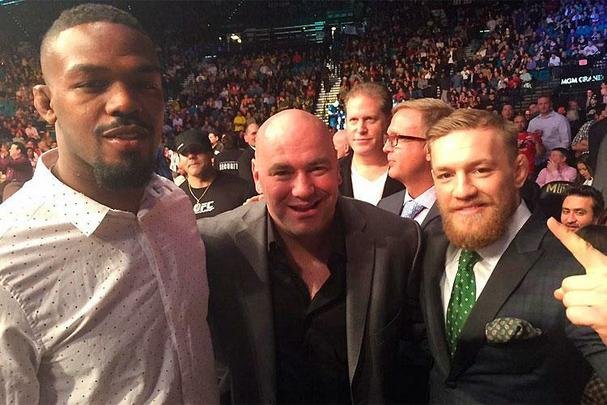 Campeão dos meio-pesados, Jon Jones, ao lado do presidente do UFC, Dana White, e do próximo desafiante dos penas, Conor McGregor