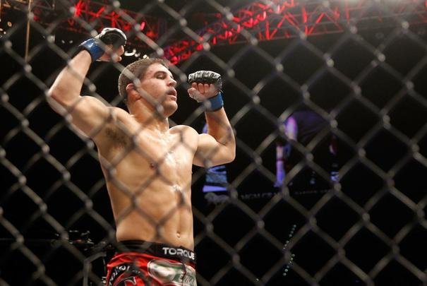 Al Iaquinta venceu Joe Lauzon por nocaute técnico no segundo round