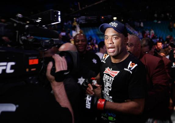 Em retorno ao octógono depois de 13 afastado por fratura na perna esquerda, Anderson Silva venceu Nick Diaz por decisão unânime, na luta principal do UFC 183, na MGM Grand Garden, em Las Vegas