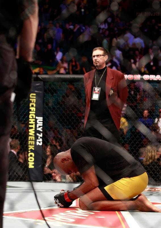 Em retorno ao octgono depois de 13 afastado por fratura na perna esquerda, Anderson Silva venceu Nick Diaz por deciso unnime, na luta principal do UFC 183, na MGM Grand Garden, em Las Vegas