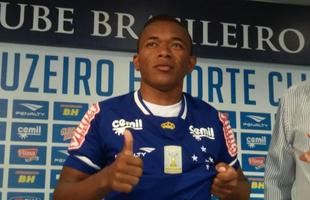 Jovem lateral-direito  apresentado como novo reforo do Cruzeiro