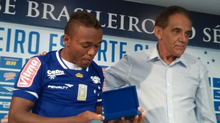 Contratado junto ao Bahia, lateral-direito Par, de apenas 19 anos, foi apresentado pelo Cruzeiro nesta tera-feira
