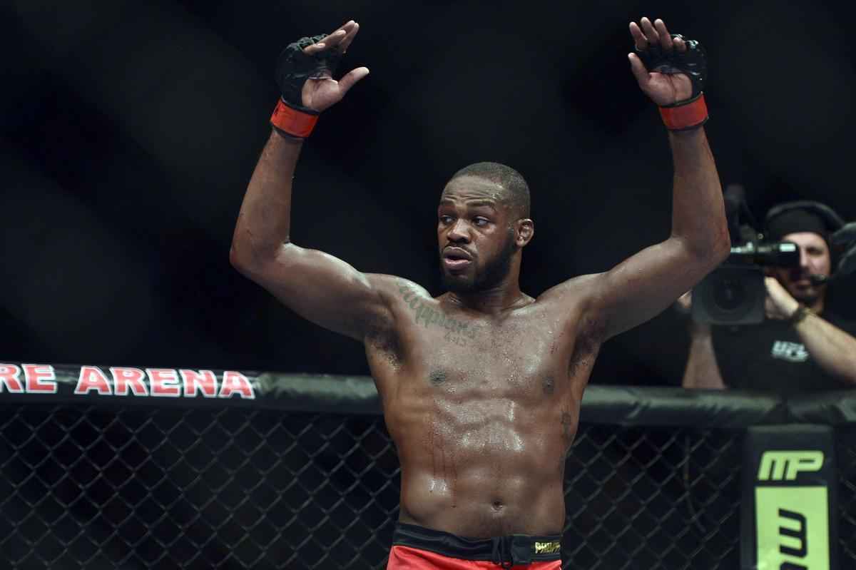 Veja outros astros e lutadores brasileiros que caram no doping - Aps sua defesa de cinturo diante de Daniel Cormier, o campeo dos meio-pesados Jon Jones testou positivo para o uso de cocana, semanas antes de seu combate. Jones no foi retirado do card do UFC 182, pois a benzoilecgonina, substncia apontada no exame, no  proibida fora do perodo de competio pela Agncia Mundial Antidoping (WADA)