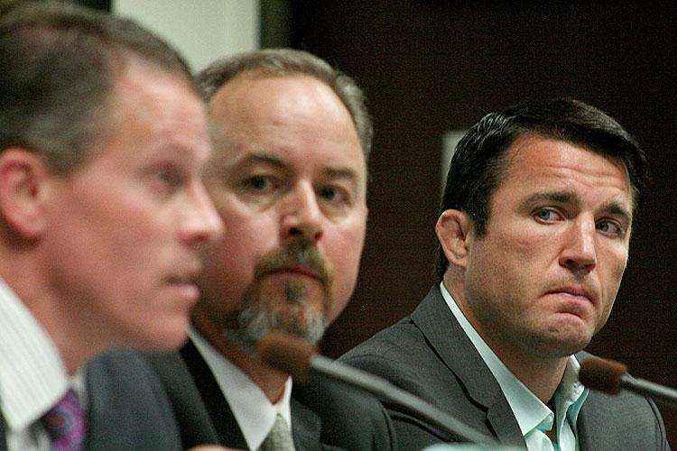 Veja outros astros e lutadores brasileiros que caram no doping - Chael Sonnen j foi pego mais de uma vez no exame antidoping. A primeira vez foi em sua primeira derrota para Anderson Silva, quando apresentou nveis alterados de testosterona e foi suspenso por um ano, conseguindo reduzir por seis meses. Sonnen sempre alegou que sofrida de uma doena (hipogonadismo) que necessitava de reposio do hormnio. No ano passado, o lutador anunciou sua aposentadoria aps ser pego em outro exame, pelo uso de anastrozol. Semanas depois falhou em mais um exame  