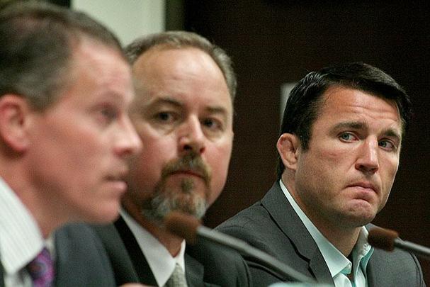 Veja outros astros e lutadores brasileiros que caíram no doping - Chael Sonnen já foi pego mais de uma vez no exame antidoping. A primeira vez foi em sua primeira derrota para Anderson Silva, quando apresentou níveis alterados de testosterona e foi suspenso por um ano, conseguindo reduzir por seis meses. Sonnen sempre alegou que sofrida de uma doença (hipogonadismo) que necessitava de reposição do hormônio. No ano passado, o lutador anunciou sua aposentadoria após ser pego em outro exame, pelo uso de anastrozol. Semanas depois falhou em mais um exame