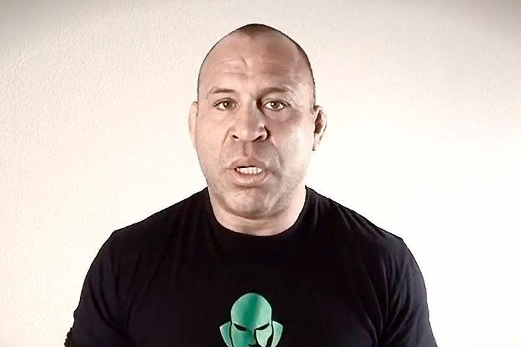 Veja outros astros e lutadores brasileiros que caram no doping - No ano passado, Wanderlei Silva foi acusado pelo UFC de ter fugido do coletor enviado pela comisso atltica  sua academia para no passar pelo exame. Na poca, o advogado do lutador admitiu que ele estava usando diurticos para aliviar dores causadas por uma leso no punho. Mesmo depois de anunciar aposentadora, Wanderlei no compareceu  sua audincia e foi banido de lutar em Nevada