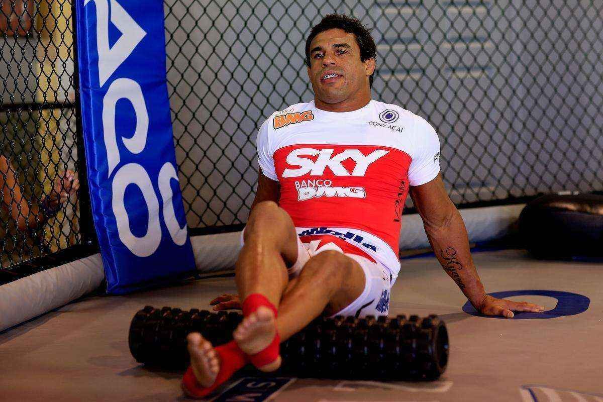 Veja outros astros e lutadores brasileiros que caram no doping - Vitor Belfort foi flagrado duas vezes em exames antidoping. A primeira vez foi em 2006, aps a derrota no Pride 32 para Dan Henderson. OVitor Belfort testou positivo para 4-Hydroxytestosterona. A segunda vez aconteceu em um teste surpresa realizado pela Comisso Atltica de Nevada em 2014, em que foi detectado o uso de TRT (Terapia de Reposio de Testosterona), que foi proibido pelo UFC. Vitor alegou estar dentro das regras prvias, que permitiam o tratamento por sofrer de hipogonadismo e foi habilitado a lutar aps passar por um perodo de suspenso e de concordar em ser testado aleatoriamente 
