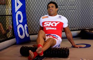 Veja outros astros e lutadores brasileiros que caram no doping - Vitor Belfort foi flagrado duas vezes em exames antidoping. A primeira vez foi em 2006, aps a derrota no Pride 32 para Dan Henderson. OVitor Belfort testou positivo para 4-Hydroxytestosterona. A segunda vez aconteceu em um teste surpresa realizado pela Comisso Atltica de Nevada em 2014, em que foi detectado o uso de TRT (Terapia de Reposio de Testosterona), que foi proibido pelo UFC. Vitor alegou estar dentro das regras prvias, que permitiam o tratamento por sofrer de hipogonadismo e foi habilitado a lutar aps passar por um perodo de suspenso e de concordar em ser testado aleatoriamente 