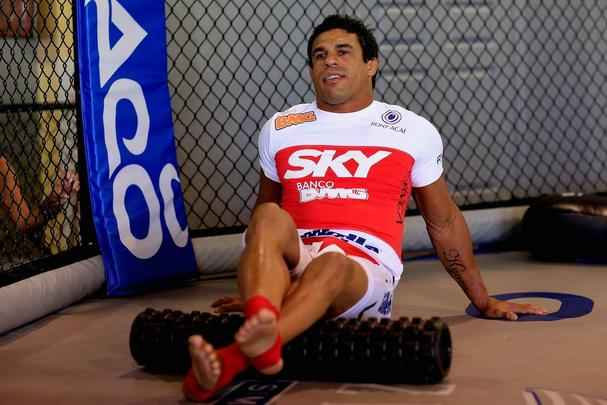 Veja outros astros e lutadores brasileiros que caíram no doping - Vitor Belfort foi flagrado duas vezes em exames antidoping. A primeira vez foi em 2006, após a derrota no Pride 32 para Dan Henderson. OVitor Belfort testou positivo para 4-Hydroxytestosterona. A segunda vez aconteceu em um teste surpresa realizado pela Comissão Atlética de Nevada em 2014, em que foi detectado o uso de TRT (Terapia de Reposição de Testosterona), que foi proibido pelo UFC. Vitor alegou estar dentro das regras prévias, que permitiam o tratamento por sofrer de hipogonadismo e foi habilitado a lutar após passar por um período de suspensão e de concordar em ser testado aleatoriamente