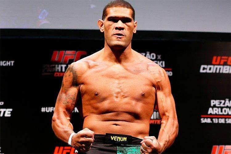 Veja outros astros e lutadores brasileiros que caram no doping  - Antnio Pezo foi flagrado duas vezes no exame antidoping. A primeira, em 2008, apontou a presena do esteroide 'boldenona'. A segunda, em 2013, aps o empate com Mark Hunt, aconteceu, segundo ele, por uma falha na administrao do TRT. O lutador foi suspenso por nove meses