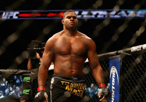 Veja outros astros e lutadores brasileiros que caíram no doping  - Alistair Overeem se preparava para disputar o cinturão dos pesados contra Junior Cigano quando testou positivo em um exame antidoping surpresa após a coletiva de divulgação do evento. Ele foi flagrado com um nível de testosterona 14 vezes acima do permitido