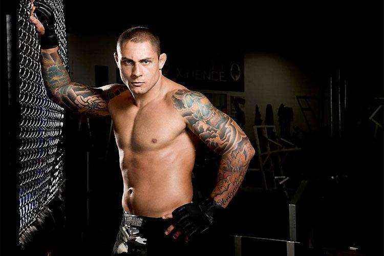 Veja outros astros e lutadores brasileiros que caram no doping  - Aps a vitria sobre o americano Brandon Vera no UFC 125, em 2011, Thiago Alves admitiu ter adulterado a sua urina para burlar o exame antidoping e por pouco no foi banido do esporte. Em 2012, eleo voltou a ser flagrado aps o UFC Macau, onde venceu Stanislav Nedkov por finalizao. Thiago foi suspenso por seis meses e perdeu a vitria obtida dentro do octgono