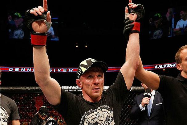 Veja outros astros e lutadores brasileiros que caíram no doping  - Dennis Siver foi pego no último UFC de 2013 e levou suspensão de nove meses por ter hormônio de crescimento no organismo