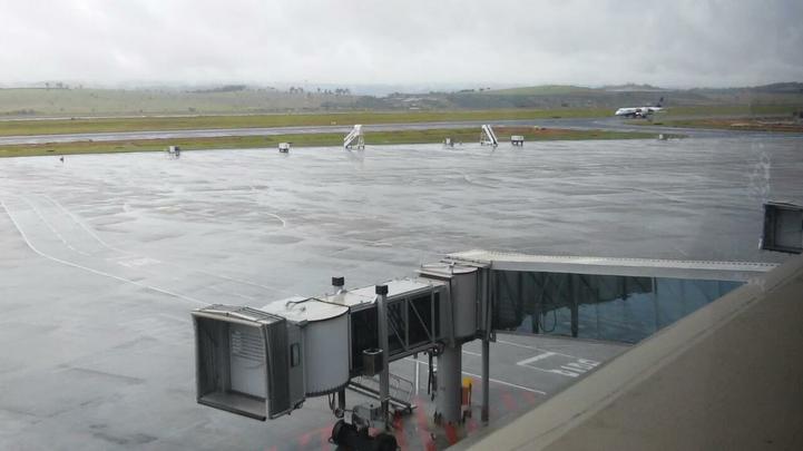 Aeroporto de Confins fica fechado por causa da chuva