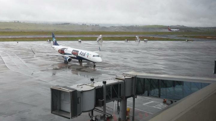 Aeroporto de Confins fica fechado por causa da chuva