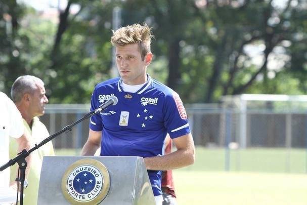 Primeiro reforo anunciado pelo Cruzeiro para 2015, o lateral-direito Fabiano defendia a Chapecoense