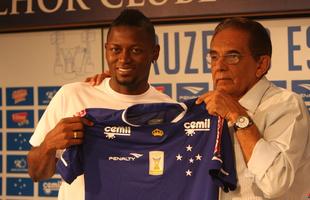 Marcado em Minas Gerais por ter desperdiado pnalti decisivo contra o Atltico na Copa Libertadores de 2013, o atacante colombiano Riascos assinou contrato por trs anos com o Cruzeiro