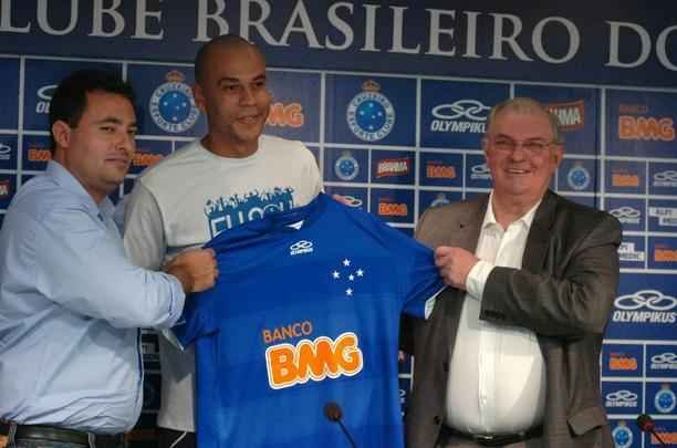 O zagueiro Alex Silva foi uma das primeiras contratações feitas pelo então diretor Alexandre Mattos no Cruzeiro
