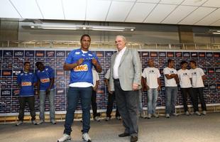 O volante Uelliton foi um dos 10 jogadores apresentados pelo Cruzeiro no incio de 2013 em evento no Mineiro