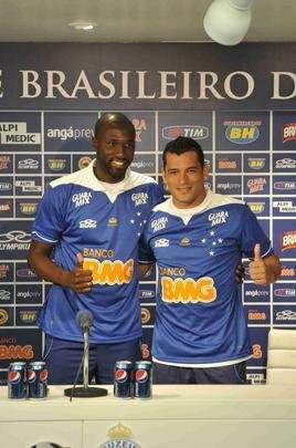 O volante Rodrigo Souza e o lateral-esquerdo Samudio foram contratados pelo Cruzeiro no incio da temporada 2014