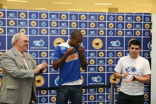 Contratao mais cara da histria do Cruzeiro, Ded foi apresentado em supermercado de Belo Horizonte. Zagueiro custou R$ 14 milhes