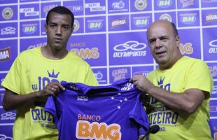 Apresentado pelo gerente de futebol Valdir Barbosa, Breno Lopes foi a ltima contratao feita pelo Cruzeiro com Alexandre Mattos como diretor. Lateral-esquerdo defendia o Paran