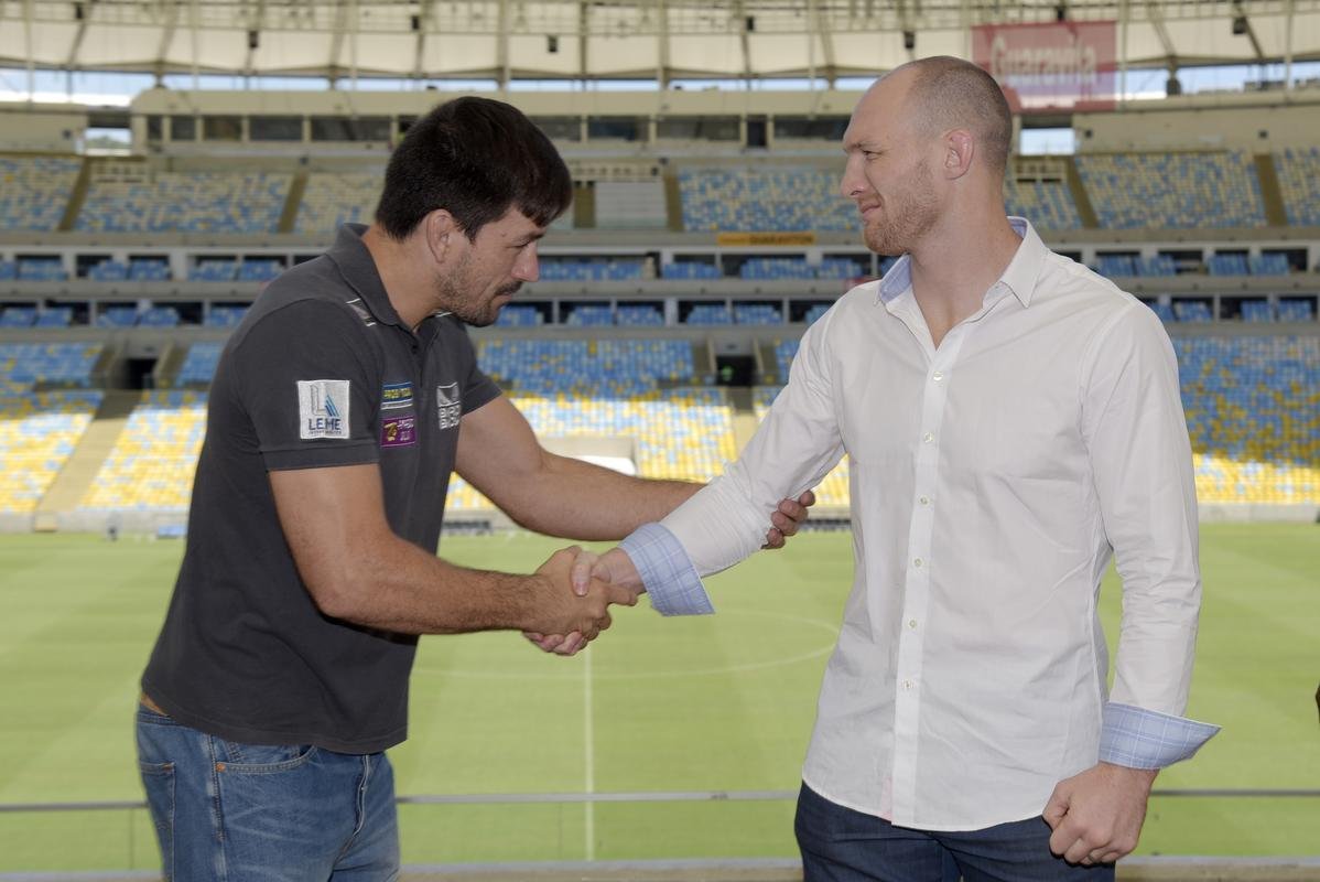 Protagonistas do UFC Fight Night Rio se cumprimentam aps encarada 