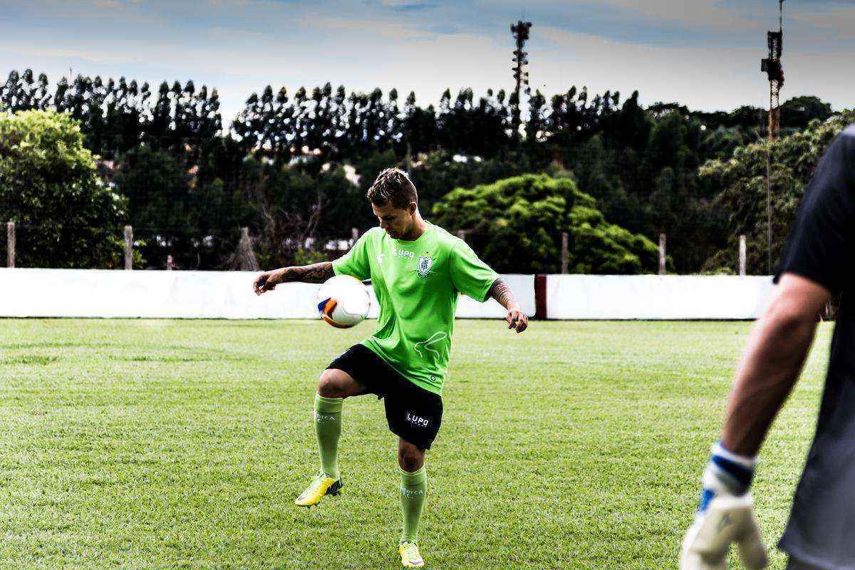 Antes de lanar a camisa de 2015 em evento no Museu Inim de Paula, o Amrica promoveu uma sesso de fotos do uniforme no CT Lanna Drumond. Os modelos foram o goleiro Joo Ricardo, os zagueiros Alison, Anderson Conceio e Wesley Matos, o atacante Rodrigo Silva e o lateral-direito Patrick. As vestimentas  de divulgao do clube no tm nenhum patrocnio, embora a diretoria tenha anunciado novo acordo com a rede de supermercados BH para o Campeonato Mineiro.